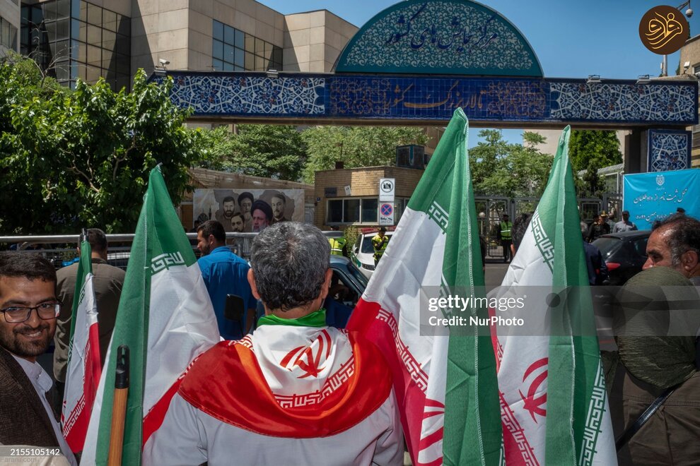 (تصاویر) حاشیه‌هایی از آمدنِ احمدی‌نژاد