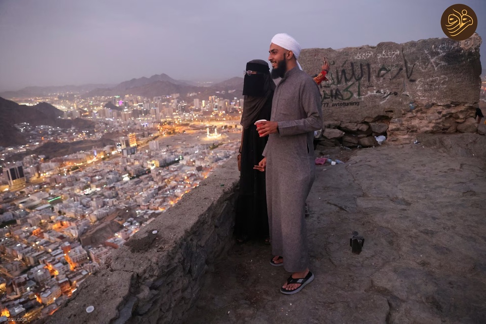 (تصاویر) موسم حج؛ از کبوتر و گربه‌بازی تا طواف خانه خدا