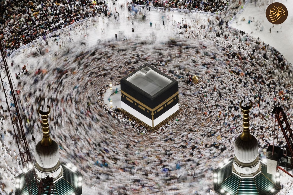 (تصاویر) موسم حج؛ از کبوتر و گربه‌بازی تا طواف خانه خدا