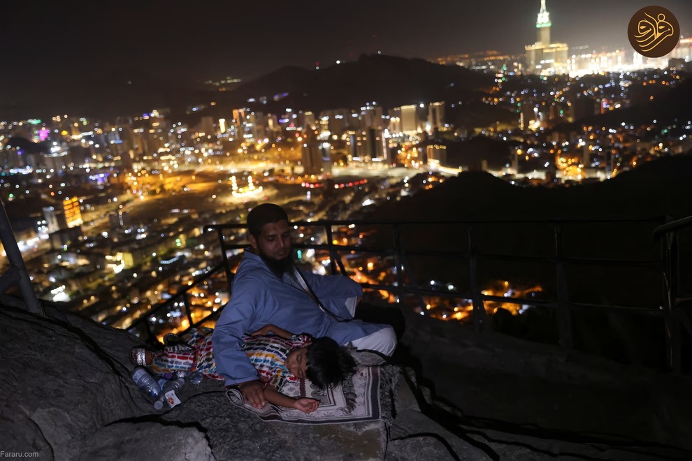 (تصاویر) موسم حج؛ از کبوتر و گربه‌بازی تا طواف خانه خدا