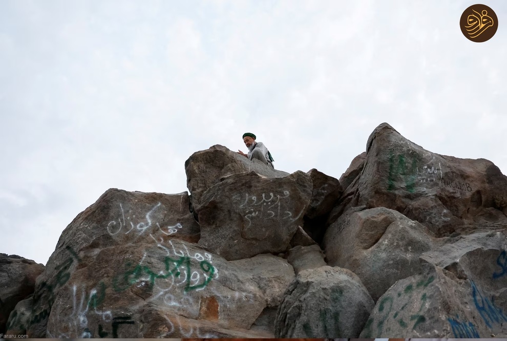 (تصاویر) موسم حج؛ از کبوتر و گربه‌بازی تا طواف خانه خدا