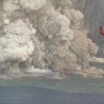 ببینید / فوران آتشفشان در ایتالیا؛ ورود گردشگران به جزیره توریستی سیسیل متوقف شد