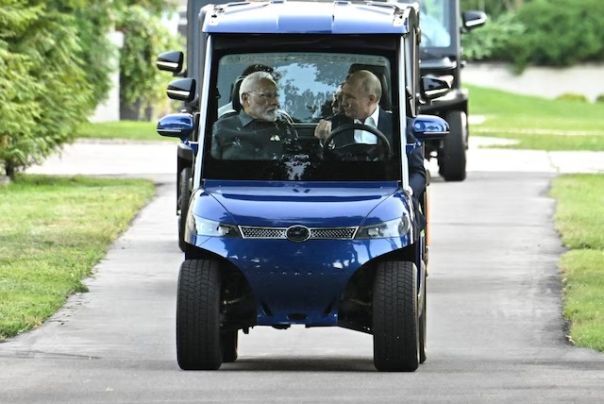 ببینید/ گردش پوتین و نخست وزیر هند با خودروی برقی