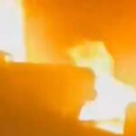 ببینید/ سرگرمی سربازان اسرائیلی با آتش زدن اثاث یک خانه فلسطینی