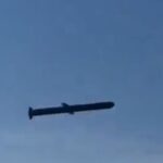 ببینید / لحظه عبور موشک‌های روسیه از کنار قایق ماهیگیری در دریای خزر