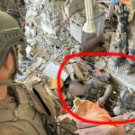 ببینید |  انتشار برای نخستین بار؛ لحظات اولیه حاضر شدن سربازان رژیم اسرائیل بالای سر پیکر شهید سنوار