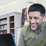 ببینید | حال و هوای علی دبیر و سایر اعضای تیم ملی کشتی آزاد و فرنگی کشورمان لحظه پیروزی رحمان عموزاد مقابل حریف ژاپنی