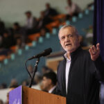 ببینید | شوخی خیر تربت‌جامی با رئیس جمهور: من هم مثل شما اهل سخنرانی نیستم و از روی کاغذ هم نمی‌توانم بخوانم!