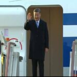 ببینید | لحظه خروج رییس جمهور چین از هواپیما و ورود مسکو برای شرکت در مراسم روز پیروزی روسیه