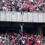 ببینید | جنگ بطری بین هواداران خیبر و پرسپولیس