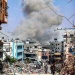 عکس | تصویری خاص از لحظه انفجار یک ساختمان در غزه بعد از حمله اسرائیل مقابل چشم مردم