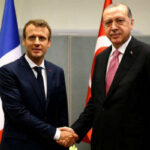 ببینید | رفتار جنجالی اردوغان با مکرون؛ رجب انگشت امانوئل را ول نمی‌کرد!