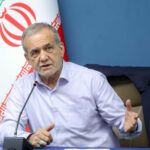 ببینید | فریاد پزشکیان بر سر محافظ در دیدار با مردم تبریز: چکارش داری؟ ولش کن!