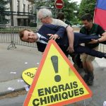 ببینید / ربودن مجسمه مومی مکرون از موزه پاریس و منتقل کردن به مقابل سفارت روسیه