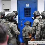 ببینید / حمله نیروهای اسرائیل به یکی از زندان های خود برای برخورد با زندانیانی که از ایران حمایت کردند