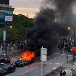 ببینید | آتش زدن خودروهای پلیس آمریکا در اعتراضات