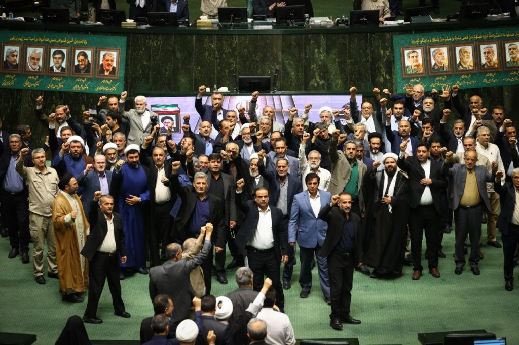 ببینید | شعار مرگ بر آمریکا و اسرائیل نمایندگان مجلس پس رای قاطع به طرح تعلیق همکاری با آژانس بین المللی اتمی! ببینید | شعار مرگ بر آمریکا و اسرائیل نمایندگان مجلس پس رای قاطع به طرح تعلیق همکاری با آژانس بین المللی اتمی!
