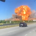 ببینید / لحظه حمله موشکی روسیه به انبار مهمات در اوکراین که موج انفجار آن باعث شکستن شیشه خودروها شد