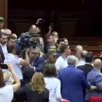 ببینید/ درگیری نمایندگان پارلمان ارمنستان در یک نشست فوق‌العاده