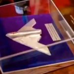 ببینید / هدیه ویژه نتانیاهو به ترامپ؛ یک مزوزا (حرز یهودی) به شکل یک بمب‌افکن B-۲، ساخته شده از قطعات موشک‌های شلیک شده ایران به اسرائیل