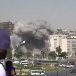 ببینید / لحظه حمله ارتش اسرائیل به وزارت دفاع سوریه و وحشت خبرنگار