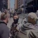 ببینید | یک خودرو دولتی از روی معترضانی که مقابل دادگاه سانفرانسیسکو بودند، عبور کرد!