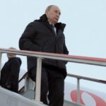 ببینید | نگاه‌های پوتین به سمت آسمان؛ تماشای جنگنده‌ها و بمب‌افکن معروف آمریکایی