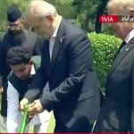 ببینید / غرس یک نهال درخت توسط پزشکیان در کاخ نخست وزیری پاکستان