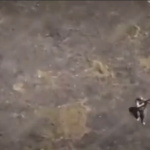 ببینید / تصاویری از نبرد دو سرباز روسیه با پهپاد اوکراینی