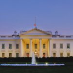 ببینید | صحنه عجیب پرتاب کیسه‌های سیاه رنگ از پنجره کاخ سفید پیش از سخنرانی ترامپ