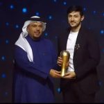 ببینید | لحظه اهدای جایزه توپ طلای بهترین بازیکن فصل امارات به سردار آزمون