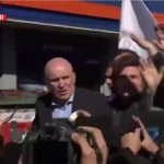 ببینید | استقبال با سنگ از رئیس جمهور آرژانتین در یک رویداد انتخاباتی