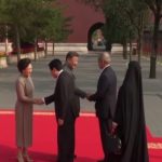 ویدیو / ورود پزشکیان به همراه دخترش به مراسم رژه چین