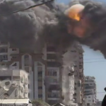 ببینید / لحظه هدف قرار گرفتن برج «مهنا» در غزه  توسط اسرائیل