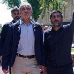 ببینید / شوخی پزشکیان با دبیر: نگذاشتند کُت بپوشی بیایی؟