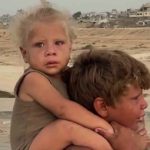 ویدیو / پسر ۸ ساله فلسطینی برادر ۲ ساله را ۱۰ کیلومتر روی دوش خود حمل کرد