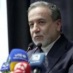 ببینید / شوخی عراقچی با خراب‌شدن میکروفن در جریان سخنرانی‌اش: به دیپلماسی که رسید خراب شد!