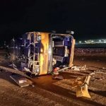 ببینید | لحظه ترسناک فرو رفتن یک اتوبوس در چاله عظیم پر از آب در روسیه​​​​​​