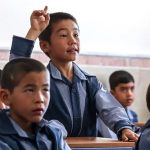 ببینید | ویدیویی تلخ از تحقیر یک دانش‌آموز افغانستانی توسط معلم در کلاس درس / معلم خاطی اخراج شد!