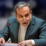 ببینید | خراب شدن میکروفون عراقچی بلافاصله پس از شروع سخنرانی / شوخی بامزه وزیر خارجه با این اتفاق!