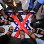 ببینید | بوسه دانشجویان پاکستانی بر پرچم ایران و آتش زدن پرچم اسرائیل