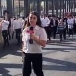 ببینید | خبرنگار اسرائیلی به دلیل بی‌حجابی مورد حمله قرار گرفت!