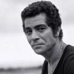 عکس | تصویری از بهروز وثوقی با خودروی لوکس شخصی در تهران در دهه ۵۰