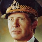 عکس | تصویری از نادر جهانبانی ژنرال چشم آبی در سواحل اسپانیا در دهه ۵۰