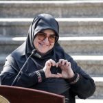 ببینید / واکنش سخنگوی دولت به تصویر منتشر شده از وی در حال نشان دادن نماد قلب؛ یادگرفتم درستش را نشان دهم