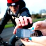 ببینید/ لحظه سرقت موبایل یک خانم از داخل خودرو