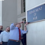 ببینید / نصب تابلو جدید وزارت جنگ امریکا توسط  هگست