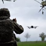 ببینید / پهپاد انتحاری که از بیخ گوش سربازان اوکراینی گذشت