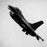 ببینید / ویدیویی از پرواز یک موشک کروز روسی و یک F-۱۶ اوکراینی به دنبال آن