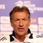 ببینید/ سکوت سرمربی عربستان به احترام پخش اذان